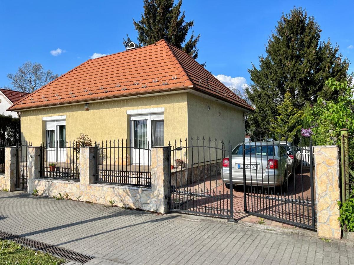 Budapest Airport Smiley House Gyál Екстериор снимка